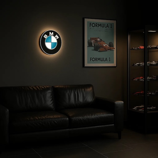 Runde BMW-Logo LED-Lampe in schwarz weiss blau in einem dunklen Zimmer รผber einer Ledercouch neben einer Vitrine