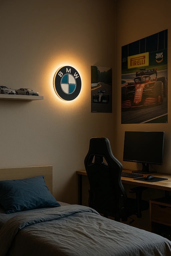 Runde BMW-Logo LED-Lampe in schwarz weiss blau in einem Gaming-Room / Jugendzimmer