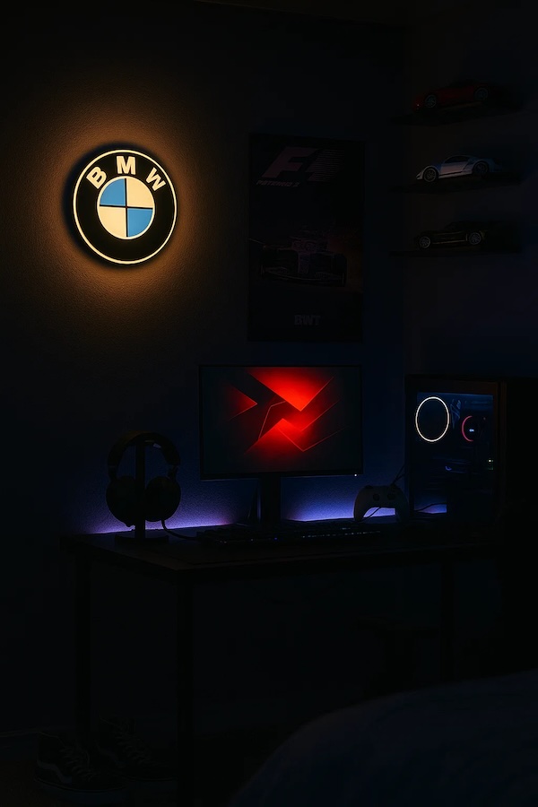 Runde BMW-Logo LED-Lampe mehrfarbig in einem Gaming-Zimmer