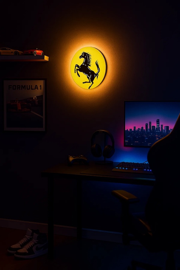 Runde Ferrari-Logo LED-Lampe in gelb schwarz in einem Gaming-Zimmer