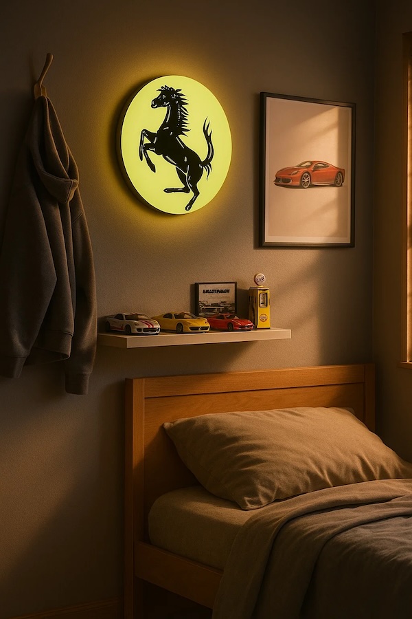 Runde Ferrari-Logo LED-Lampe in gelb schwarz in einem Kinder-/ Jugendzimmer