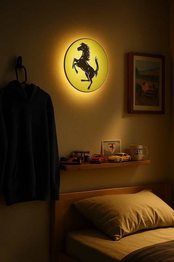 Runde Ferrari-Logo LED-Lampe in gelb schwarz รผber einem Kinderbett / Jugendbett