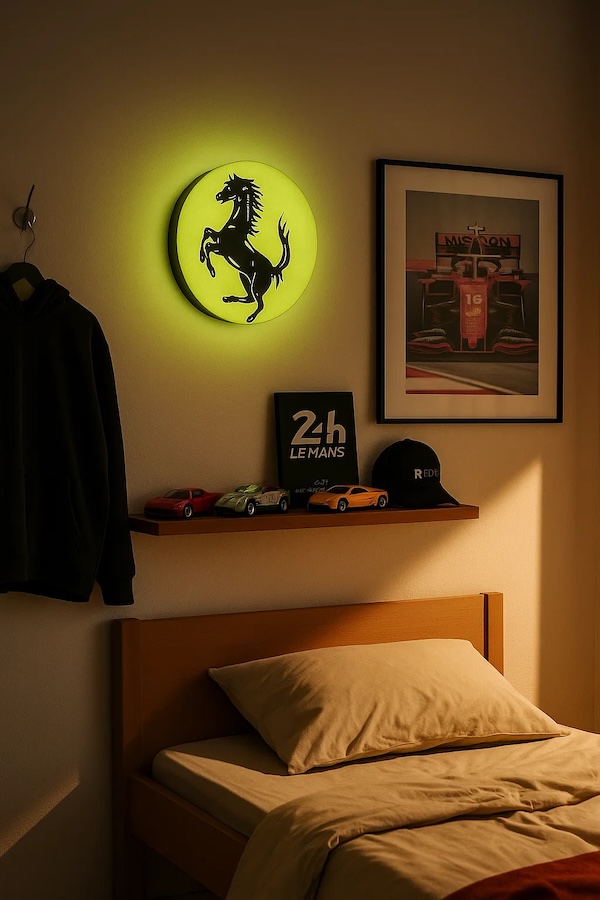 Runde Ferrari-Logo LED-Lampe mit Autofarben über einem Kinderbett / Jugendbett