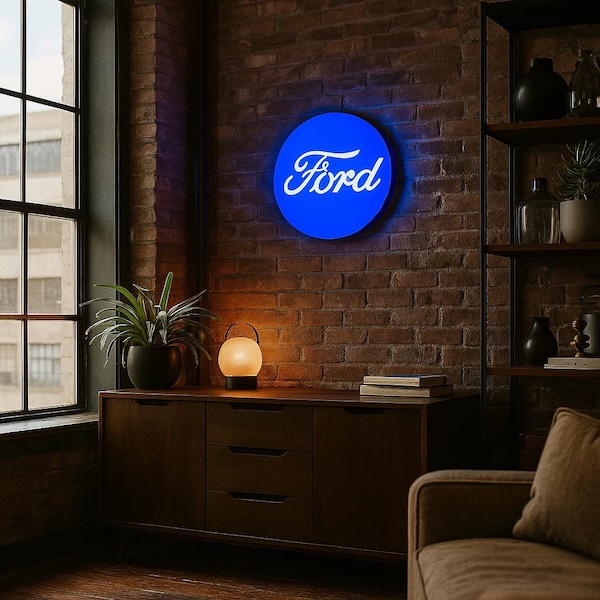 Ford-LED-Logo-Lampe an einer Steinwand im modernen Wohnzimmer im Loft-Stil รผber einem Sideboard
