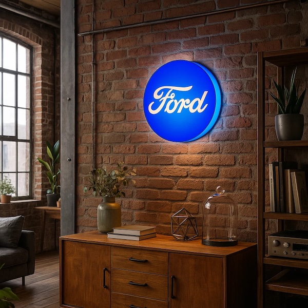 Ford-LED-Logo-Lampe an einer Steinwand im modernen Wohnzimmer im Loft-Stil über einem Sideboard