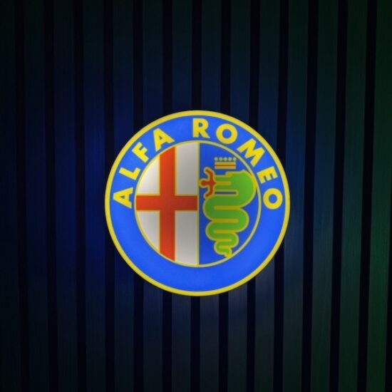 Beleuchtete Alfa Romeo LED-Lampe in Farbe an der Wand mit farblicher Ambiente-Beleuchtung