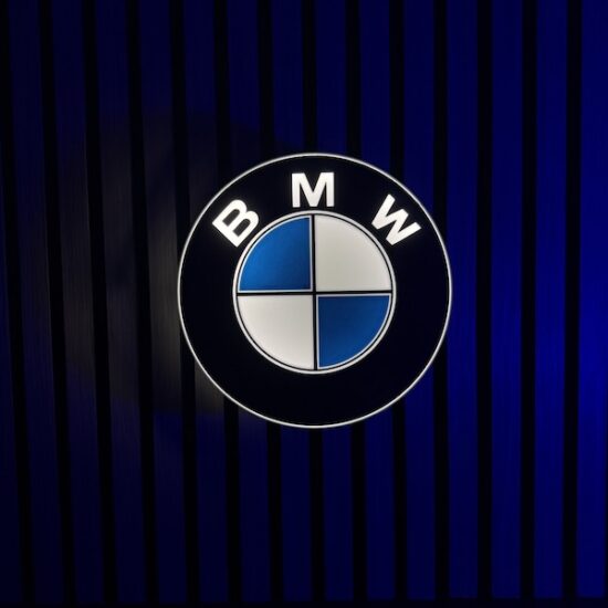Beleuchtete BMW LED-Lampe in schwarz weiß blau an der Wand mit farblicher Ambiente-Beleuchtung