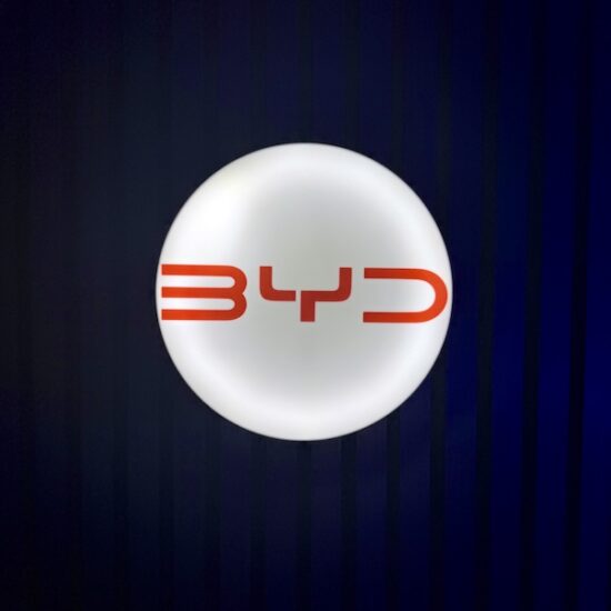 Beleuchtete BYD LED-Lampe in rot weiß an der Wand mit farblicher Ambiente-Beleuchtung