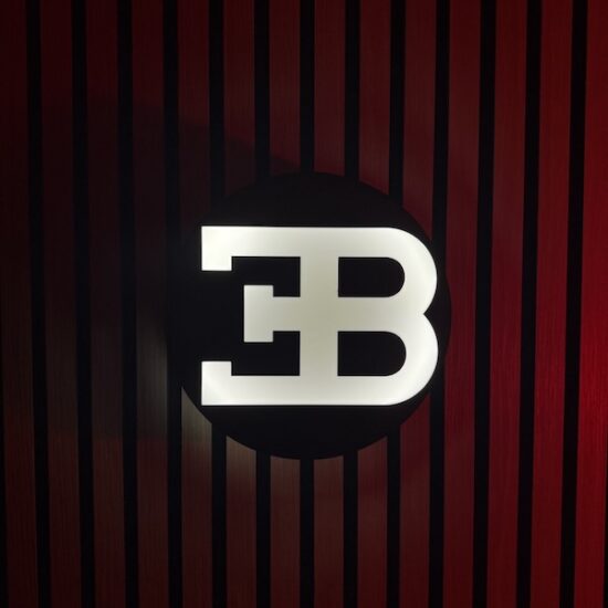 Beleuchtete Bugatti LED-Lampe in schwarz weiß an der Wand mit farblicher Ambiente-Beleuchtung