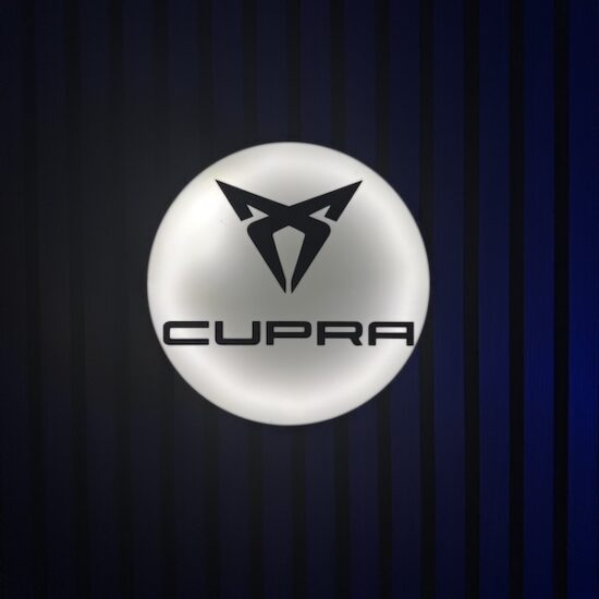 Beleuchtete CUPRA Logo LED-Lampe in schwarz weiß an der Wand mit farblicher Ambiente-Beleuchtung