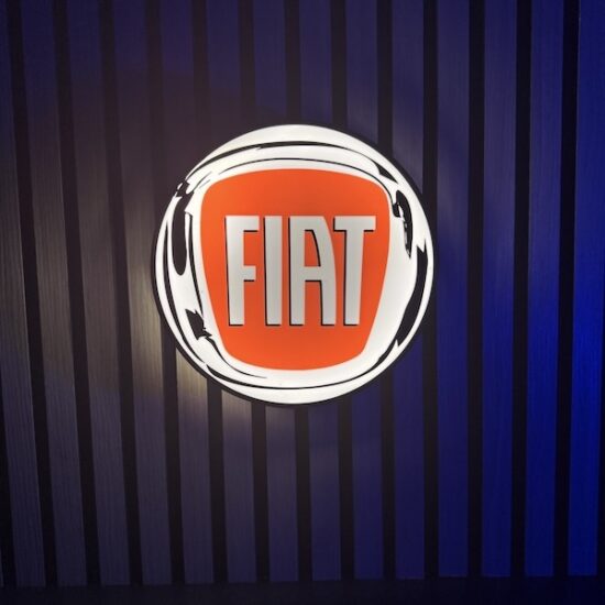 Beleuchtete FIAT Logo LED-Lampe in schwarz weiss rot an der Wand mit farblicher Ambiente-Beleuchtung