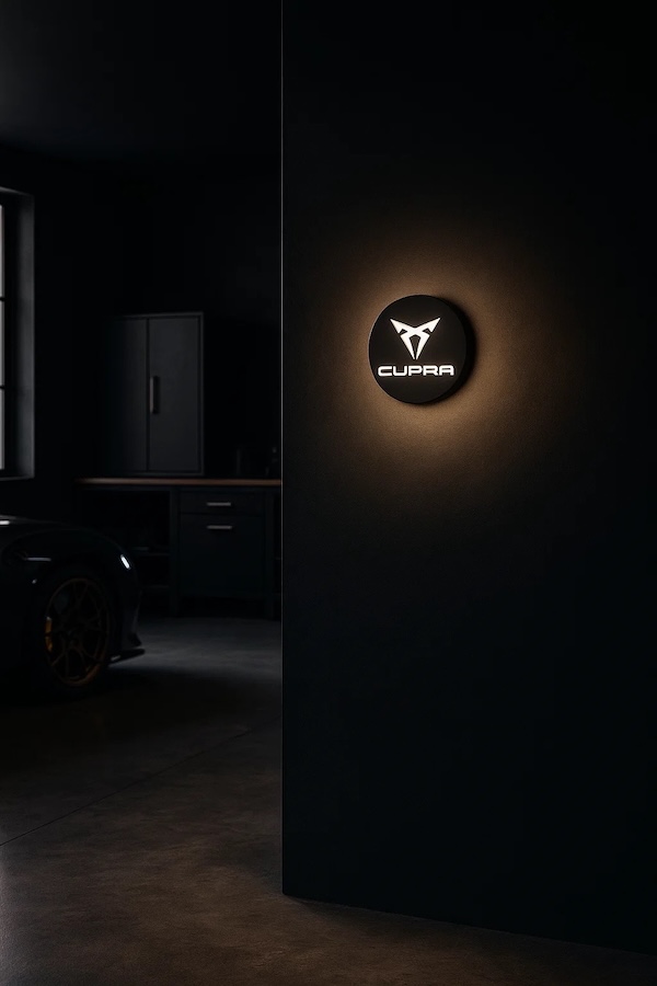 Runde CUPRA Logo LED-Leuchte beleuchtet in einer dunklen Garage / Werkstatt