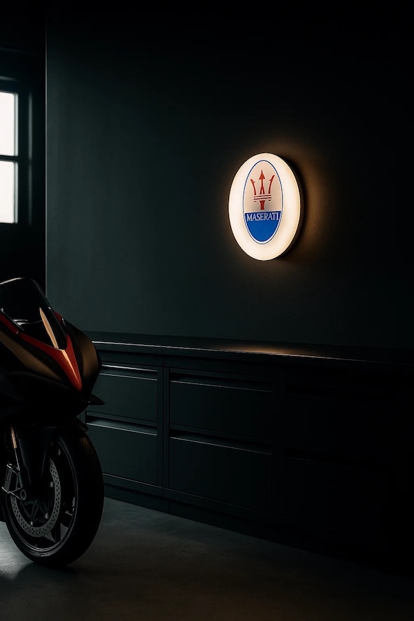 Runde Maserati Logo LED-Leuchte beleuchtet in einer dunklen Garage / Werkstatt