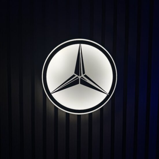Beleuchtete Mercedes-Benz Logo LED-Lampe in schwarz weiß an der Wand mit farblicher Ambiente-Beleuchtung
