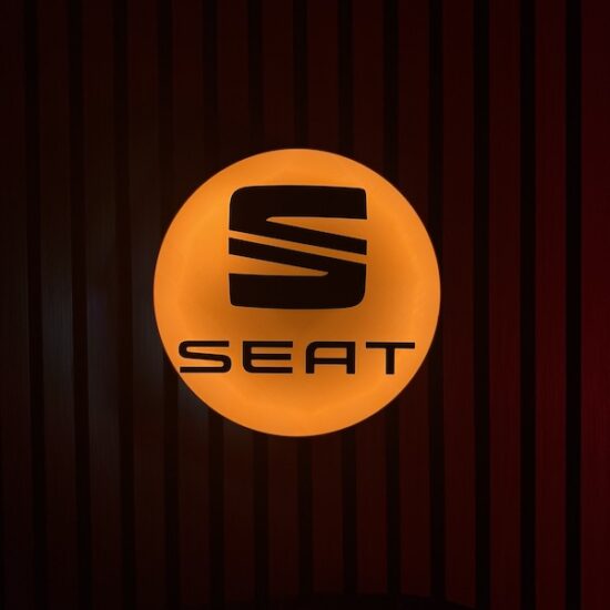 Beleuchtete Seat Logo LED-Lampe in schwarz rot an der Wand mit farblicher Ambiente-Beleuchtung