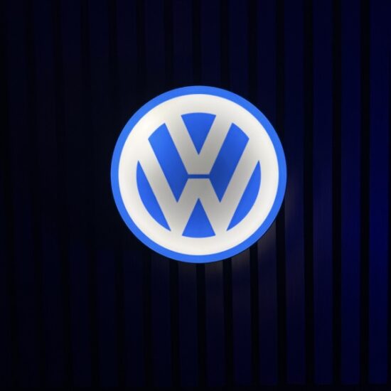 Beleuchtete VW Volkswagen Logo LED-Lampe in blau weiß an der Wand mit farblicher Ambiente-Beleuchtung