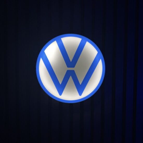 Beleuchtete VW Volkswagen Logo LED-Lampe in blau weiß an der Wand mit farblicher Ambiente-Beleuchtung